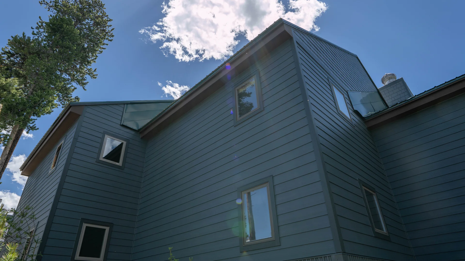Comparison of vinyl and engineered wood siding