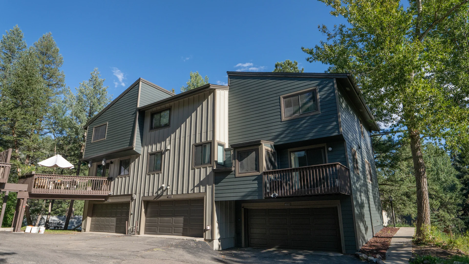 Professional contractor team working on multifamily siding installation
